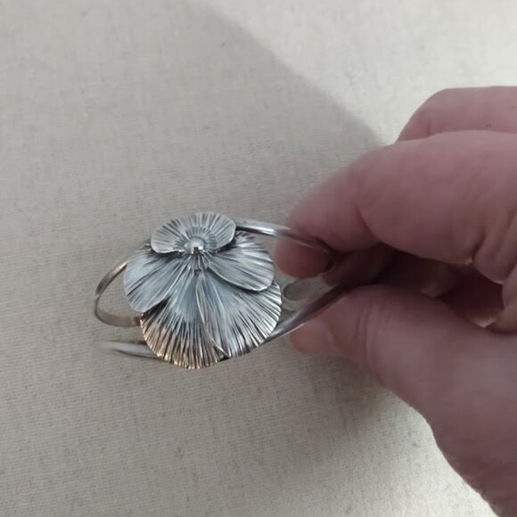 Stuart Nye: Vintage open cuff flower bracelet Marked sterling, patent 2.215 - Picture 3 of 5